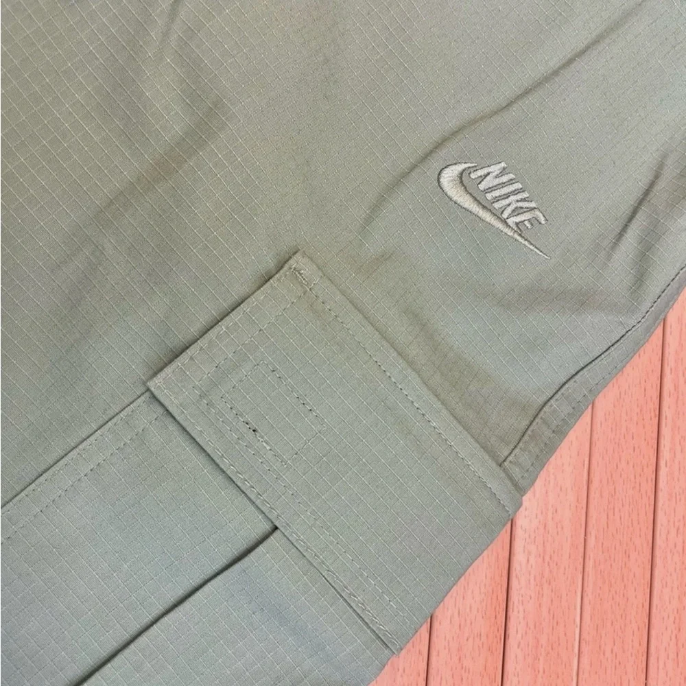 Nike Men's green Cargo Pants - Picture 2 of 6